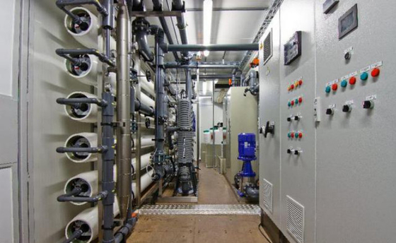 可動装置は飲料水の処置システム1000L/Hourをコンテナに詰めた